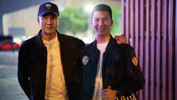 胡军带儿子听音乐会，16岁康康帅出新高，个头超一米八太有型了
