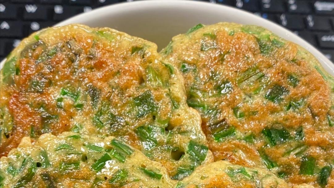 我妈的“魔法”韭菜鸡蛋饼：5分钟搅一搅，香到邻居报警！