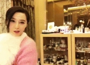 范冰冰的化妆柜够买一套房子了吧
其实她这张脸不化妆也好看啊！ ​​​
