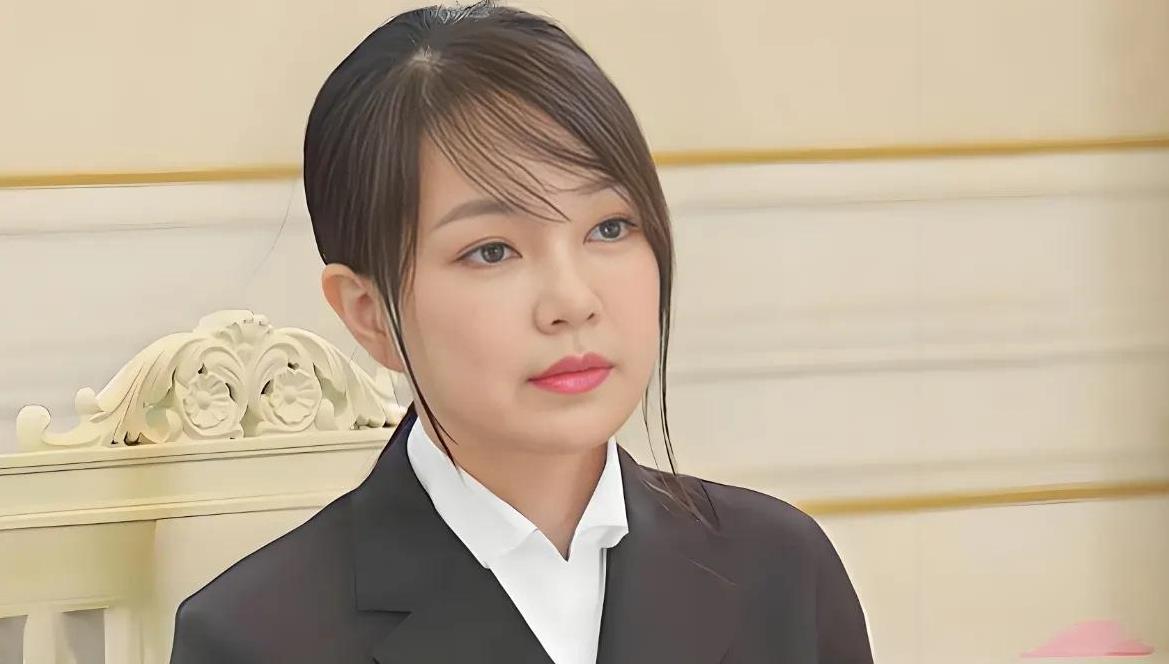 金建希现在成了独捡组惟一的突破口了！尹锡悦此人担任过韩国的检查总张，具有很强的反