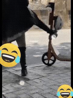因果报应！以前不信的，现在信了。
一女子上身穿着黑色大衣，下身穿的是裙子，脚穿皮