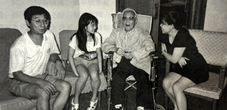 1997年8月底，杭州，巴金正在和11岁的玄孙姗姗聊天，十分的温馨#新锐创作者成