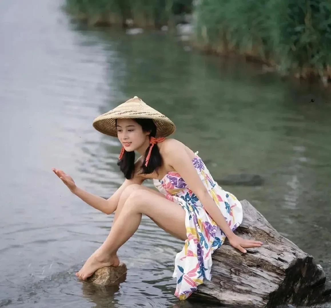 当年，陈凯歌为什么会对陈红一见钟情，从这三张脱俗的美照中就能找出答案。
当年被誉