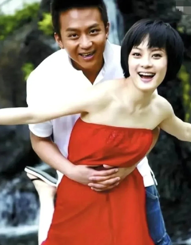 天呐，这夫妻俩笑的可开心了，照片这个穿红衣服，笑容甜美的不就是演员十歌手的孙俪吗