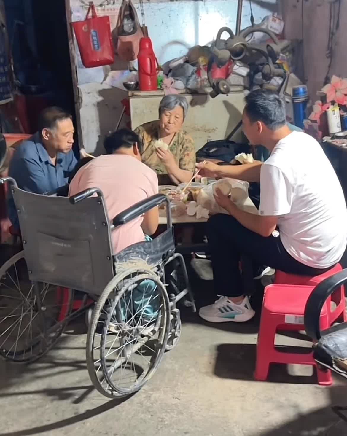 树懒的以往的那两个团队，没有一个敢在妮娃娘家吃饭的，因为大家都觉得这个地方太脏了