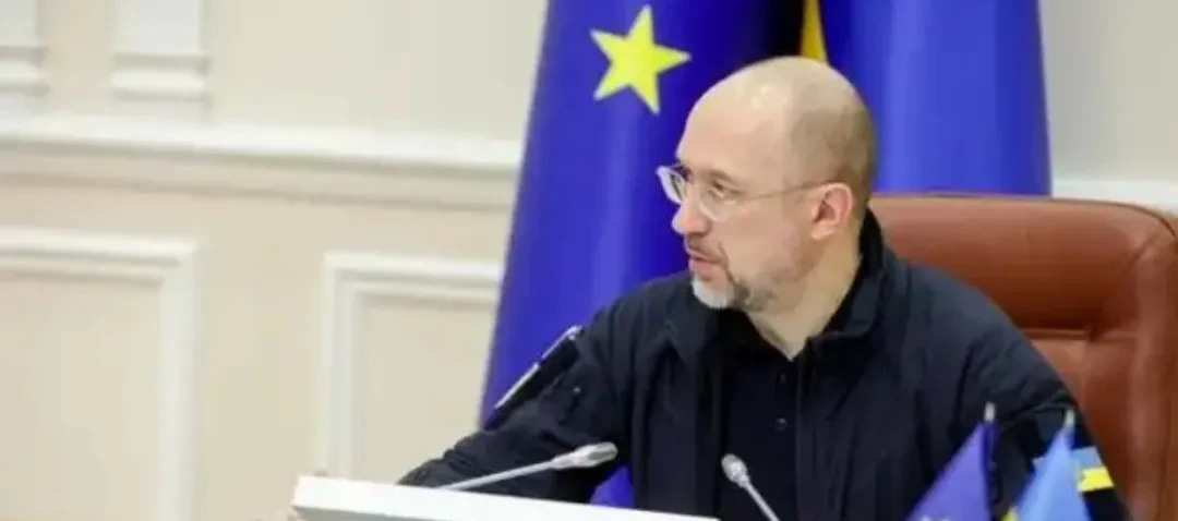 乌克兰人事变动：自己人永远是自己人











啥？乌克兰总理下课了？