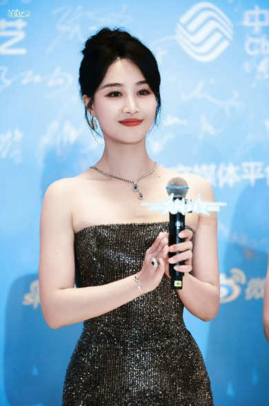 蓝盈莹的领奖台，是充满温度的！她身体力行地展现了何为“得奖不忘本”。这份对前辈的