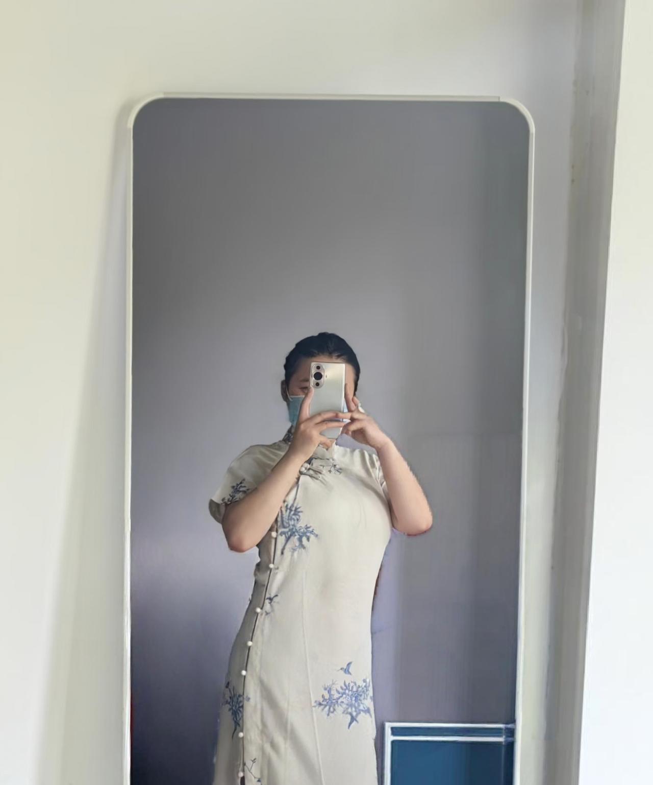 今天大胆一回，
穿这个去上班[我想静静]。
也不怕人家笑话了。
孩子中考的时候买
