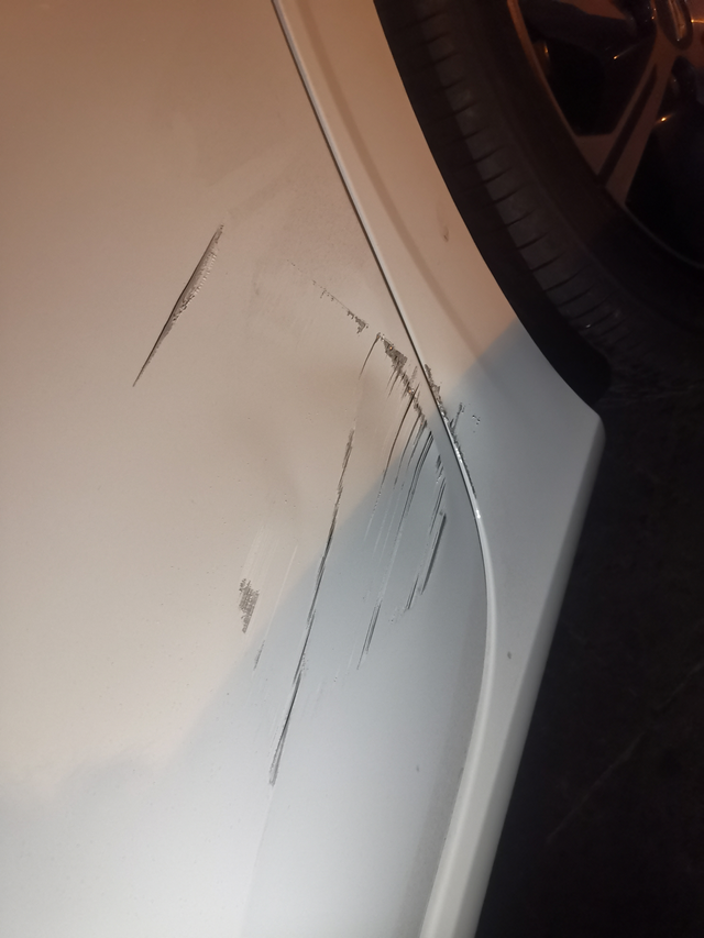 看到车受伤比我受伤还疼
新车一血
晚上九点多，出去吃饭 在不熟悉的小区里 车都乱