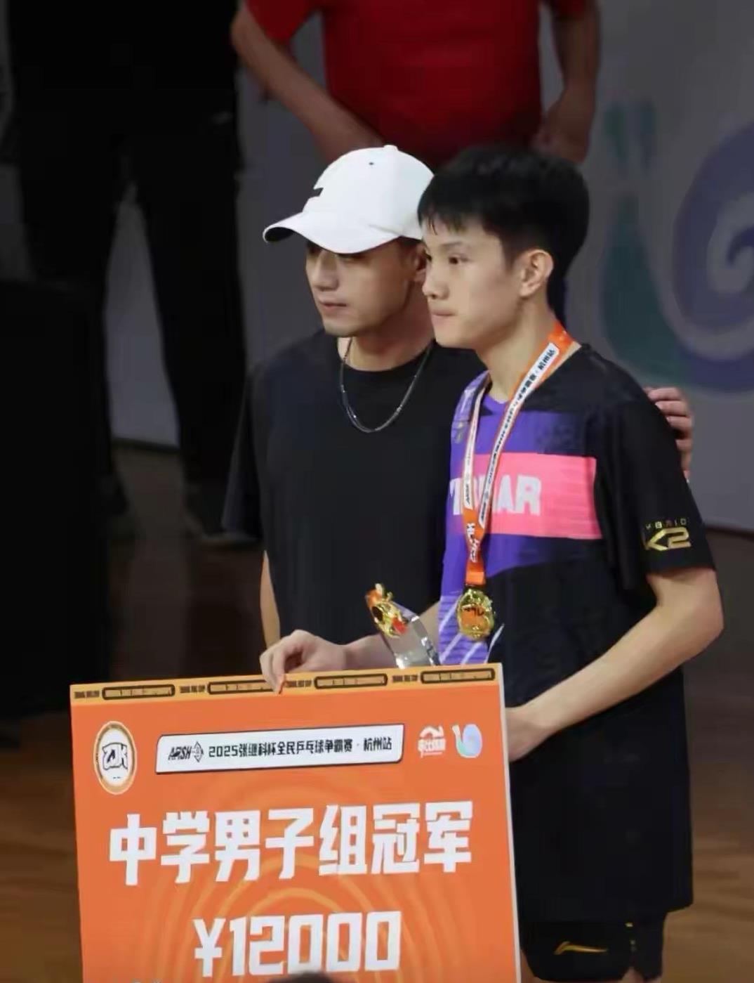 “张继科杯”中学组冠军黄友皓，是黄友政的亲弟弟，现年16岁右手握拍，争取进入国家