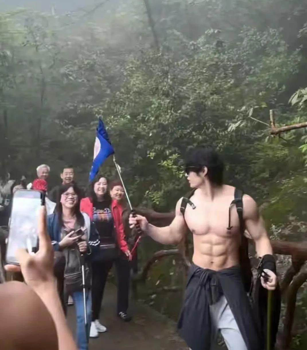 前几天爆出了演员负责陪爬赚生活费，现在看到肌肉男直接当成了导游领队。其实有的时候