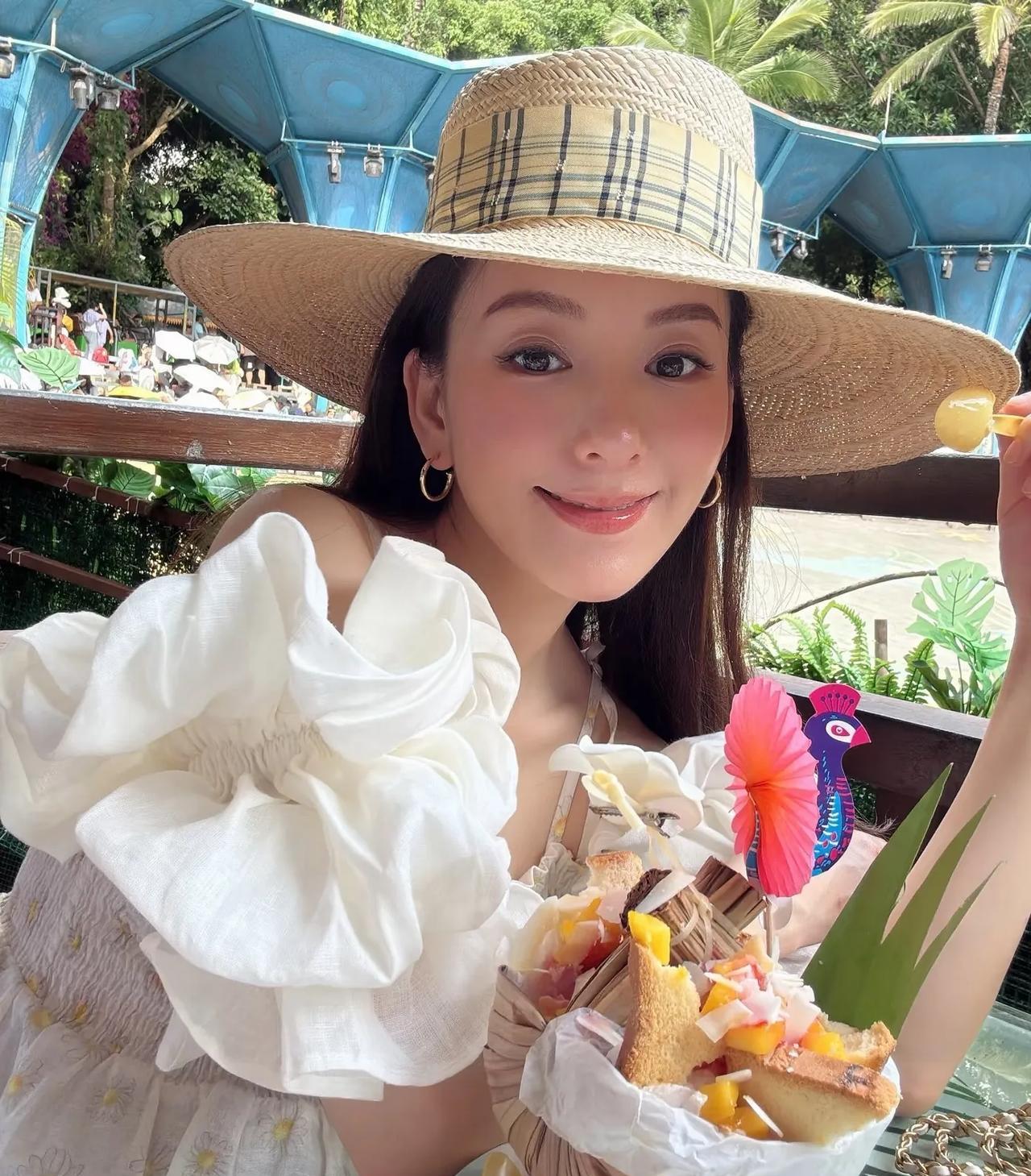 方媛日常带娃也不轻松吧！
方媛太会打扮了，两个女儿跟她扎着同款丸子头，还挺可爱的