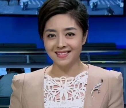 2015年，四川卫视女主持人佟瑶，聚完餐回酒店的路上，因为内急下车去路边草丛小解