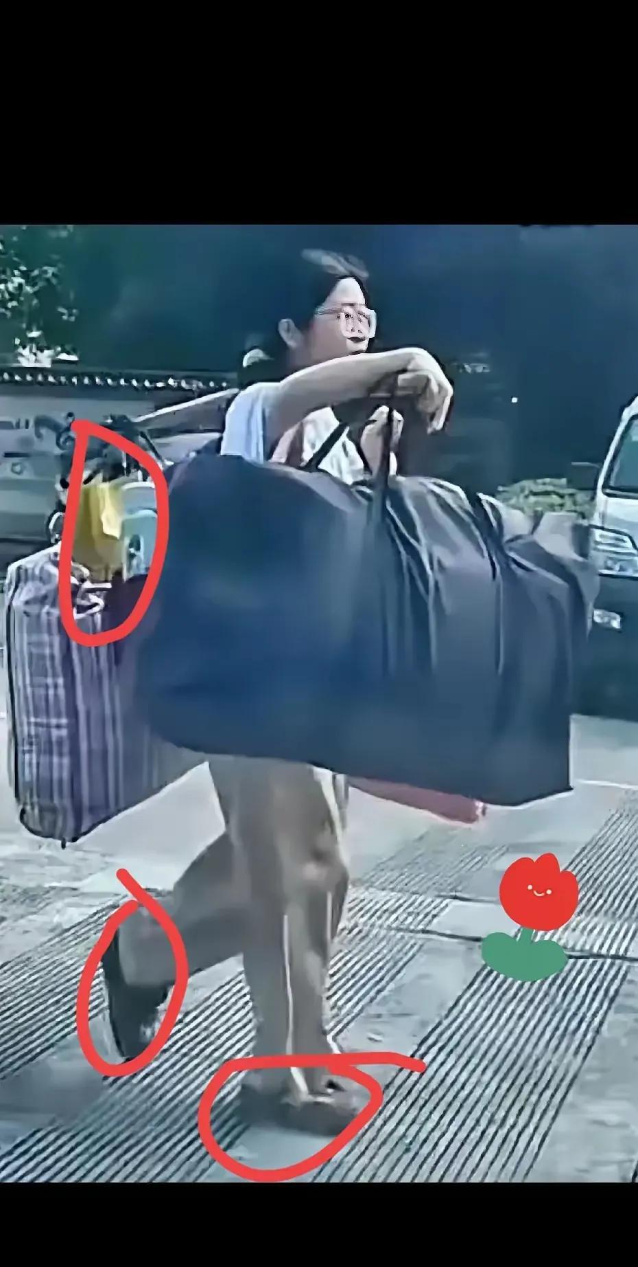 “扁担女”照片是如何产生的？
尽管扁担女一下子在网络上红透了天，但这幅作品的产生