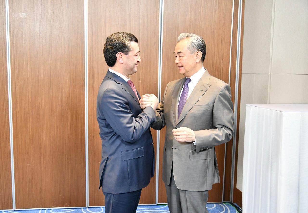 中国和乌兹别克斯坦谈妥了
当地时间25日，外交部长王毅会见了乌兹别克斯坦外长赛义