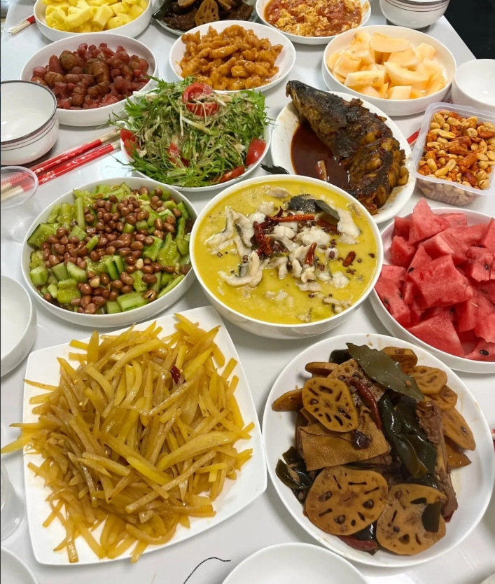 真的无语，一到周末，儿媳妇就给我1百现金，让我去买点鱼虾排骨什么的，好招待她的娘