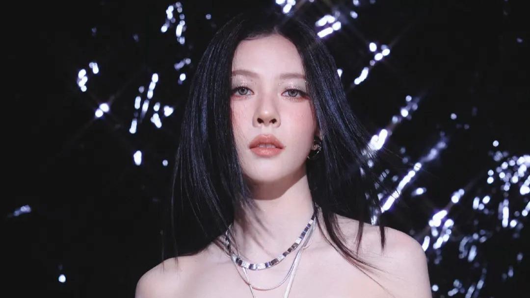 宋妍霏银钻造型惊艳舞台：冷感千金与舞娘的完美切换