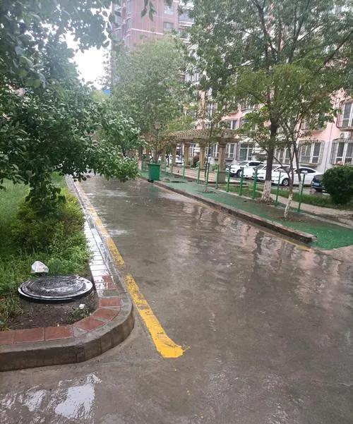昨天我们淇县下午 5 点多的时候下了几滴小雨。
虽然不是很大，
但是这一天却非常