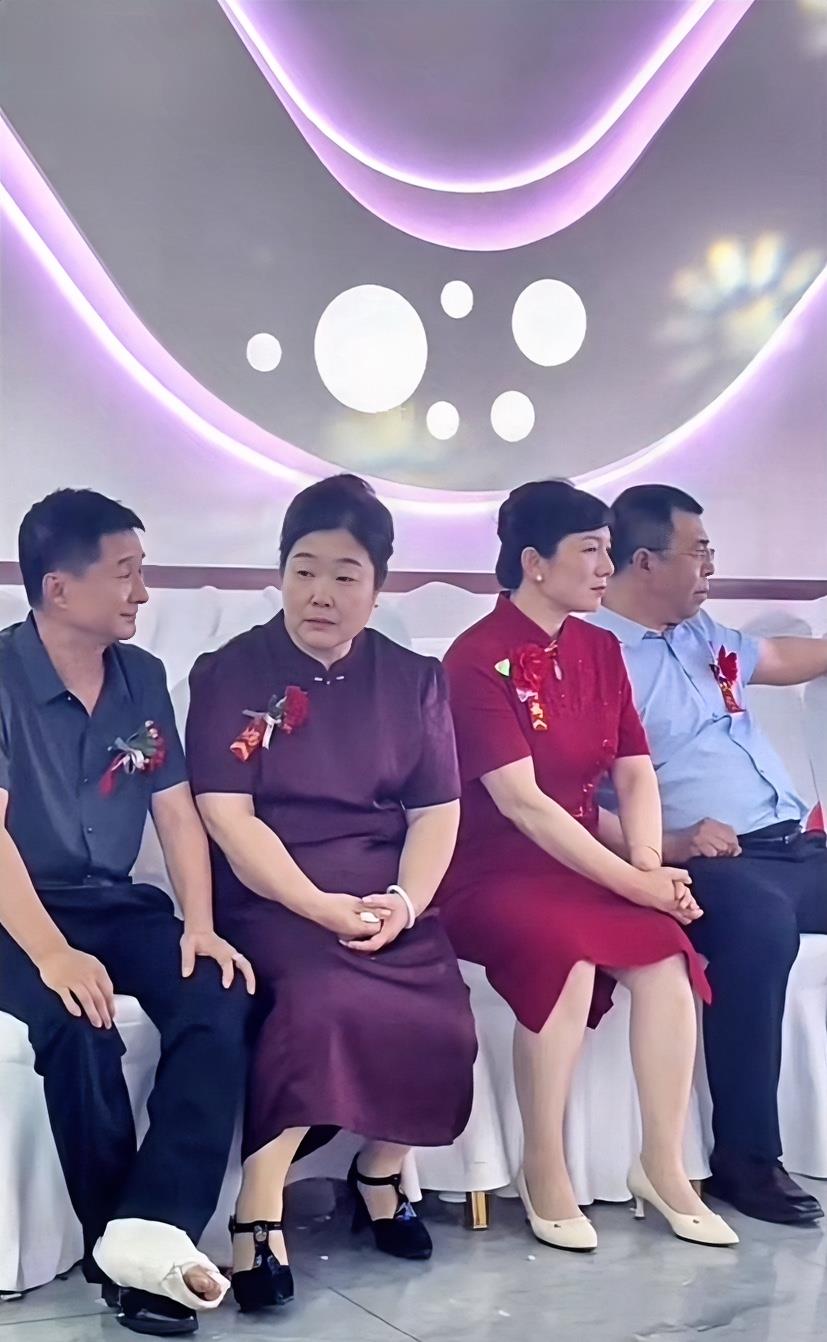 会不会彩礼要多了？不然怎么会各看各的。