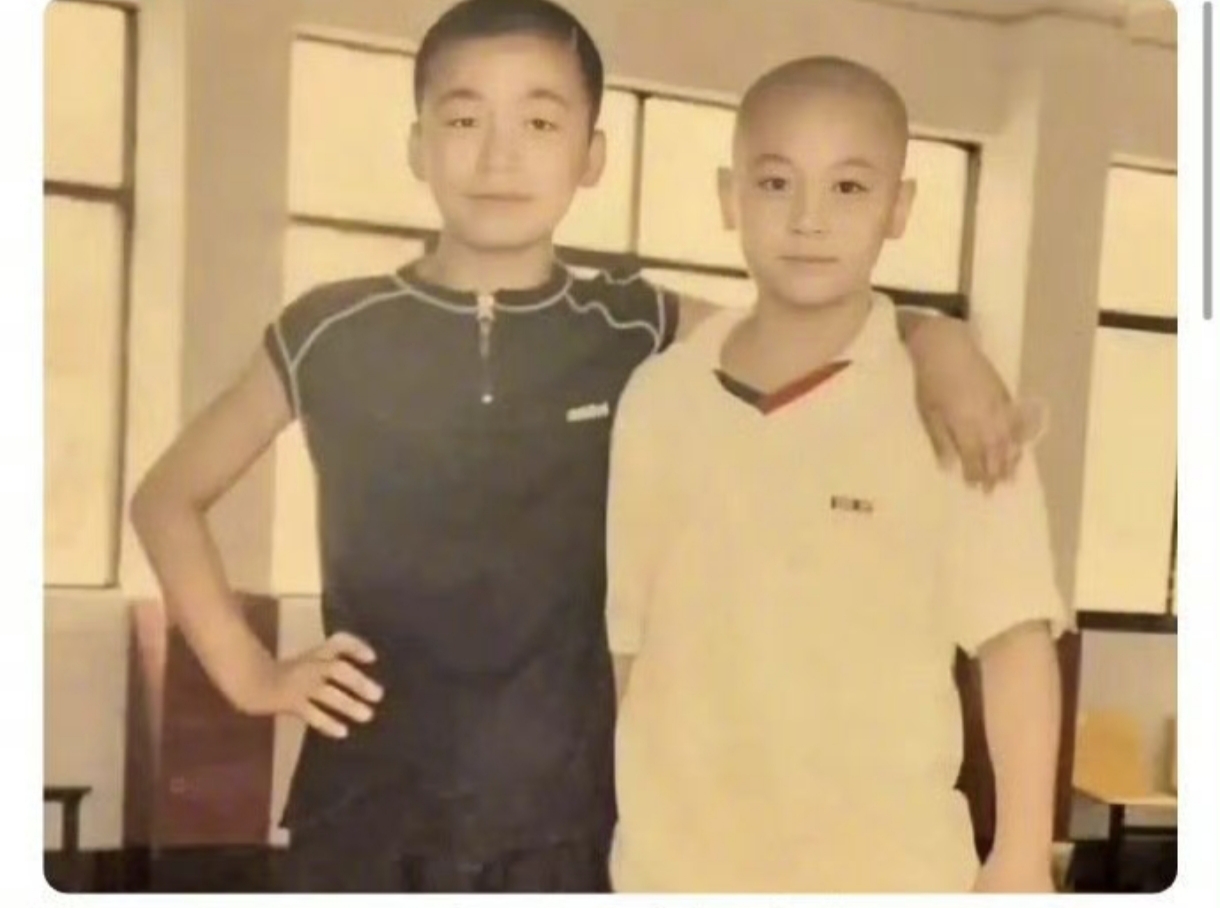 释小龙和王宝强居然是师叔师侄关系。
1990年才2岁的释小龙就被父亲送进嵩山少林