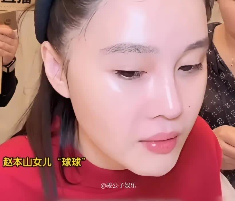 赵本山女儿球球说，她抑郁症发作时四天没吃饭，就靠喝奶茶撑着。球球认为自己的生活幸