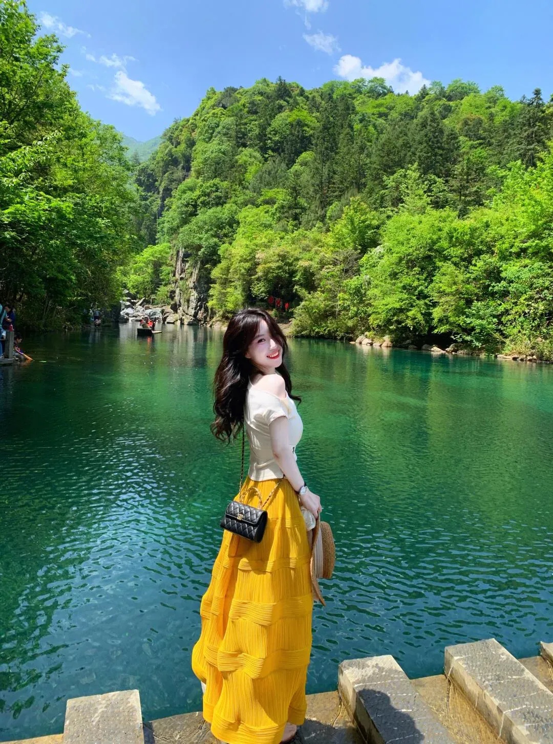 山岚漫过眉间 水雾吻湿裙摆