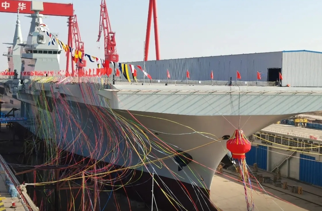 海军四川舰，由我国自主研制建造的首艘076型两栖攻击舰——四川舰。  
可搭载固