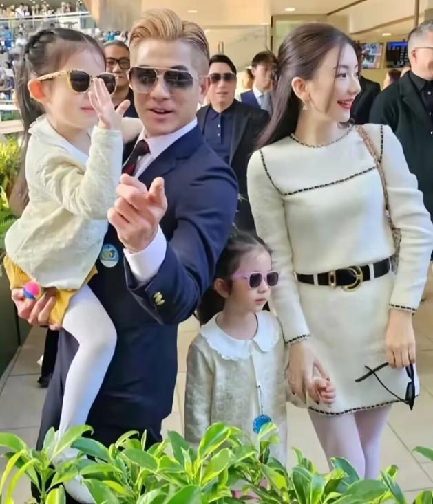 59岁郭富城携妻女看赛马，方媛疑似有孕，三胎计划成谜