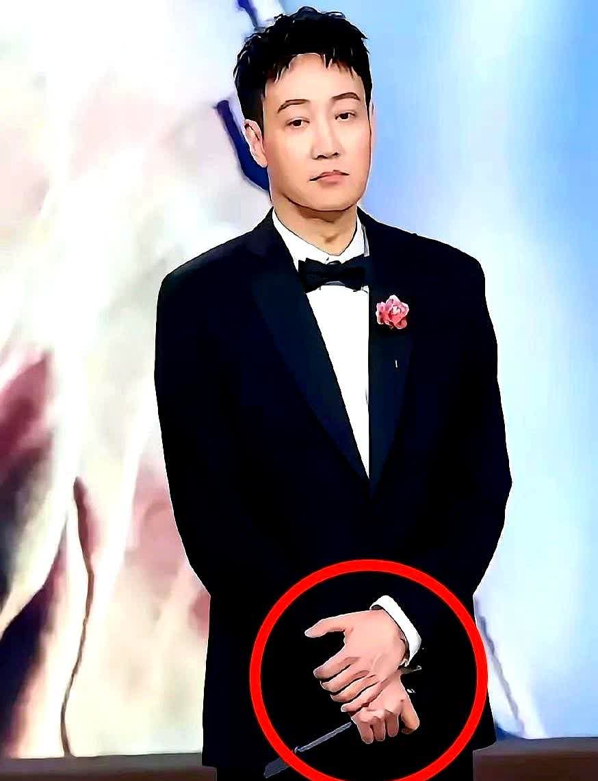 真相了！
辛柏青在北影节开幕式被大家冷落，他独自一人在最后面，脸上是略带苦涩和