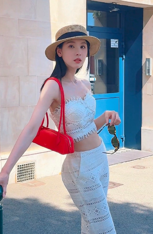 陈都灵的草帽配白色抹胸，这状态是不是超可以的？