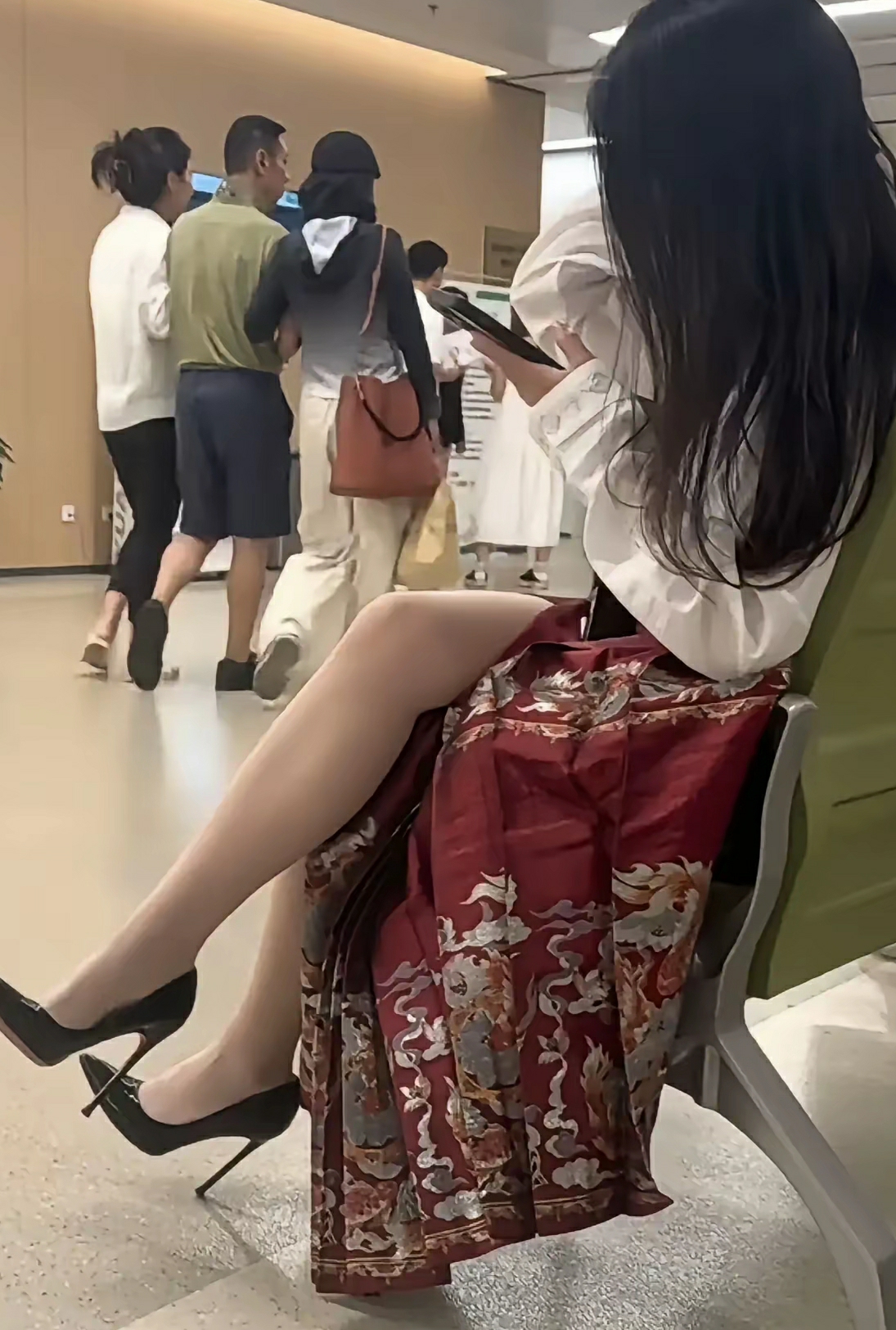 医院偶遇人生赢家现场！前方大哥获两位小姐姐贴身搀扶，走路都带风~ 一旁汉服高跟小