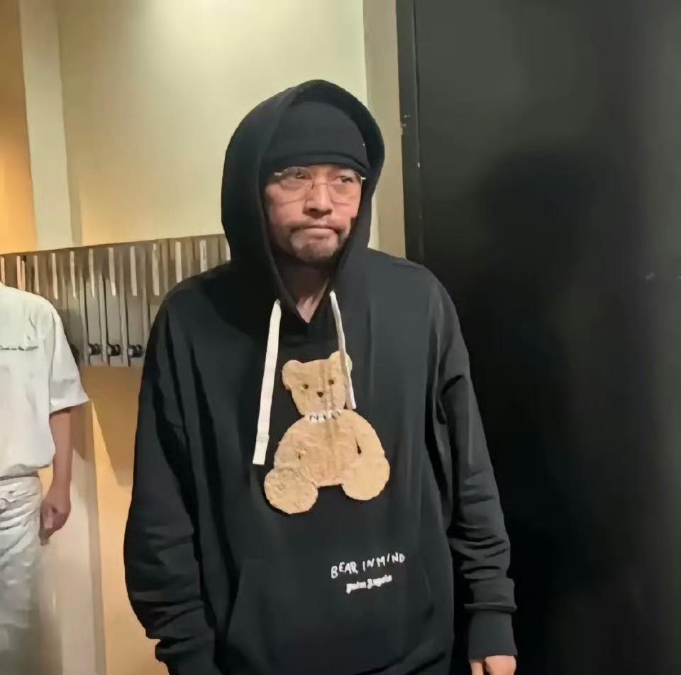 周杰伦在国外打扮随意无人认识，一脸胡渣沧桑显老！
据说周杰伦长期是居住在墨尔本，