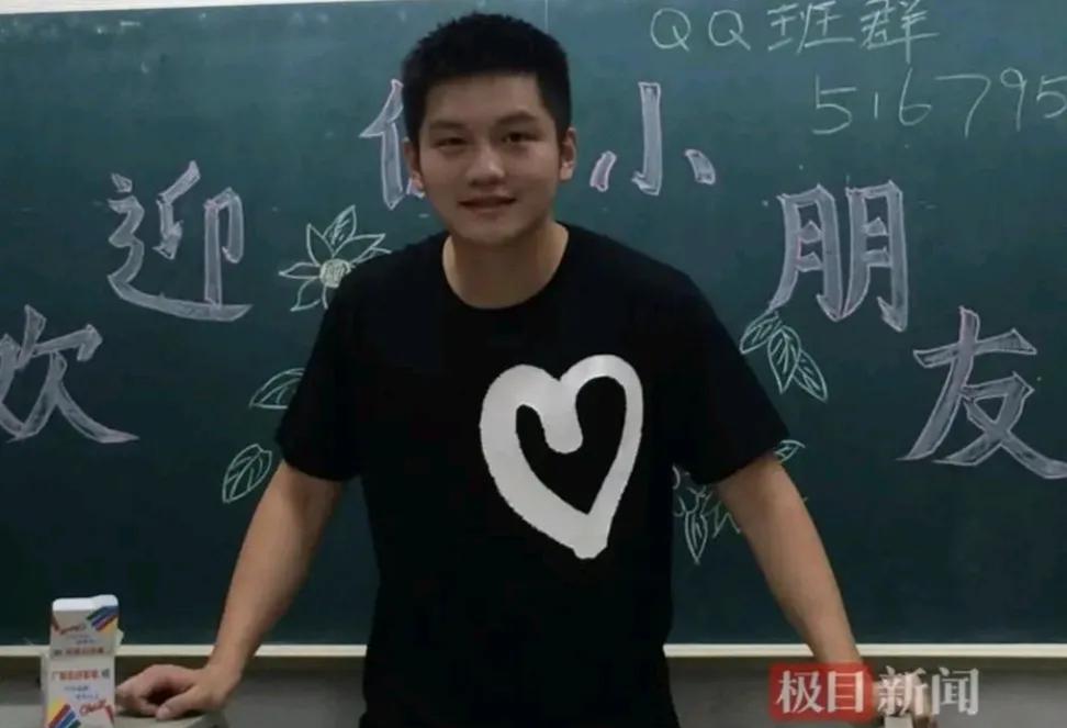 2016年，18岁的樊振东回母校看望老师，请老师和同学们吃饭，吃完饭后回到当年他