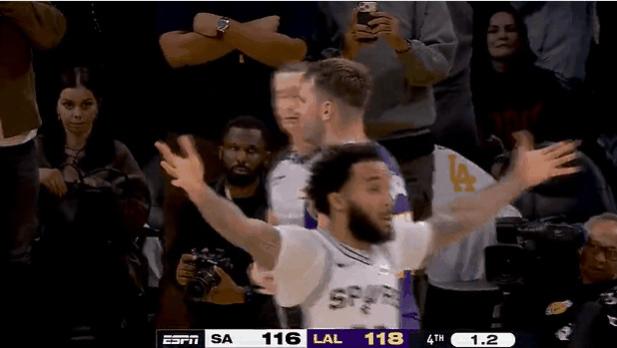 低级失误！斯马特底线罚球踩线，马刺获得一次进攻机会