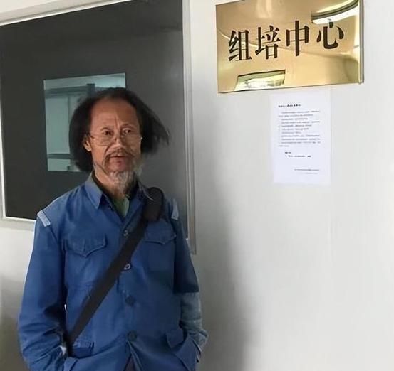 1998年，大学教授何家庆来到深山调研。由于过于饥饿，于是就向村民讨吃的。不料，