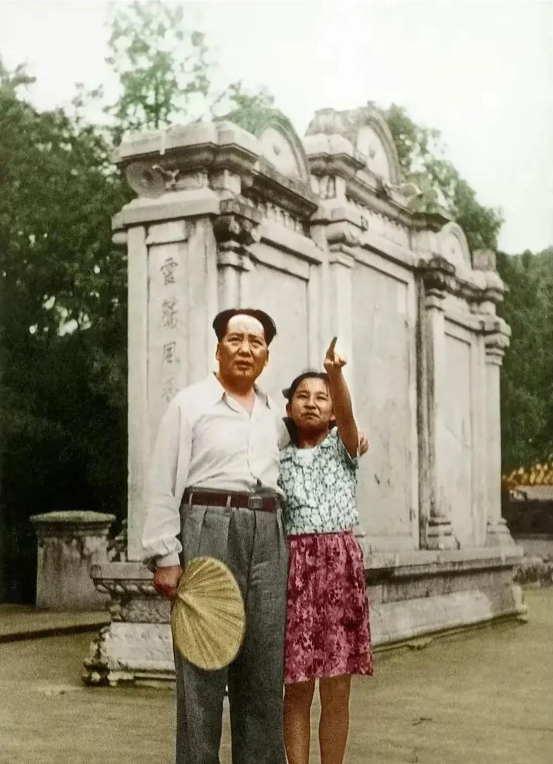 一张摄于1949年8月北京香山双清别墅内的珍贵老照片，非常少见，都收藏起来吧！