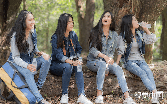 漂亮女贼和抓她的保安