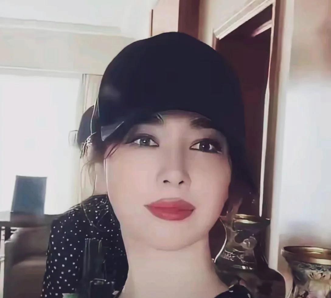 谁能认出她是哪位明星！估计她妈都认不出来了！#左小青#