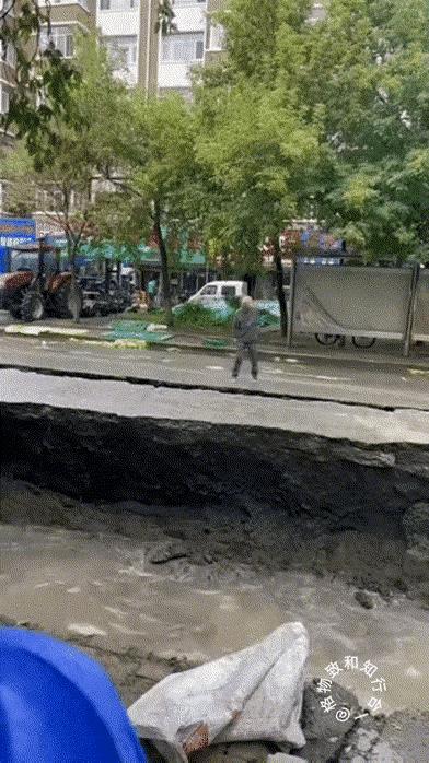 这是咋回事，发洪水了吗？路面怎么看着这么害怕呀？
