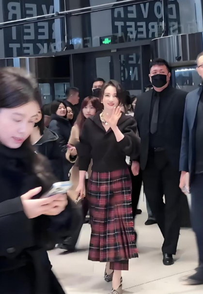 蒋勤勤亮相王府井惊艳路人！古装第一美女名不虚传，50岁气质绝佳 ​​​