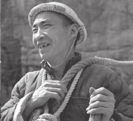 1960年，为了修红旗渠，他将绳索往腰间一拴，来回飞荡在悬崖峭壁间。当他被落石砸