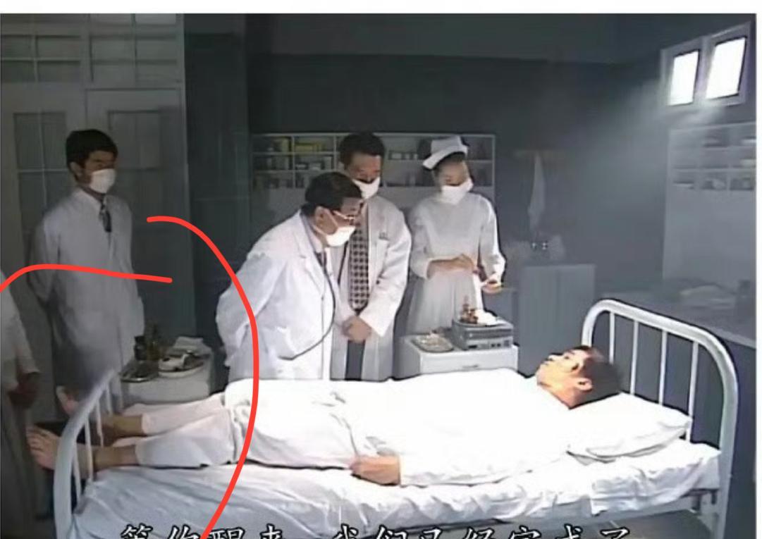 TVB的道具，真的是省得不能再省了。
演戏用的床都盛不下一个演员的体长。
陈豪住