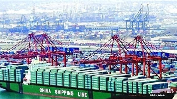 特朗普刚要对中国下重手，突然在大连造船厂内，发现不寻常一幕