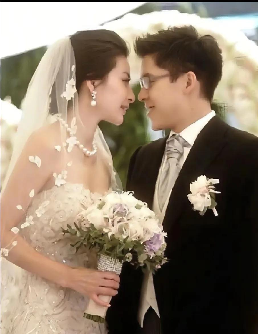 回溯当年郭晶晶步入婚姻殿堂之际，其间发生的一系列事件，犹如投入舆论湖面的巨石，激