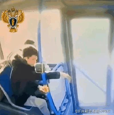 今天跟一扇门打了一架，还没打赢[发怒][发怒]