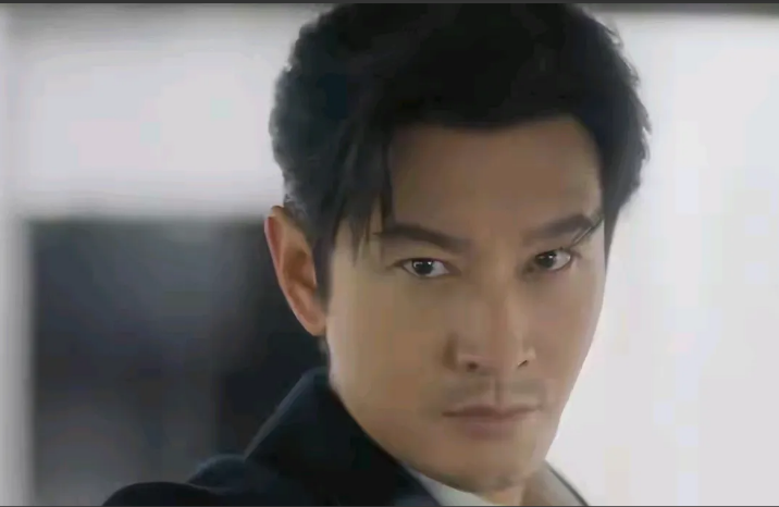 看了黄晓明主演的谍战剧《潜渊》感觉剧情夸张，演员黄晓明演技单一，他的表情除了抿嘴