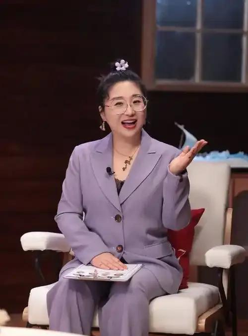 39岁傅首尔离婚一年，痛哭悔不当初，前夫老刘逆袭成顶流。
“我以为自由是我想要的