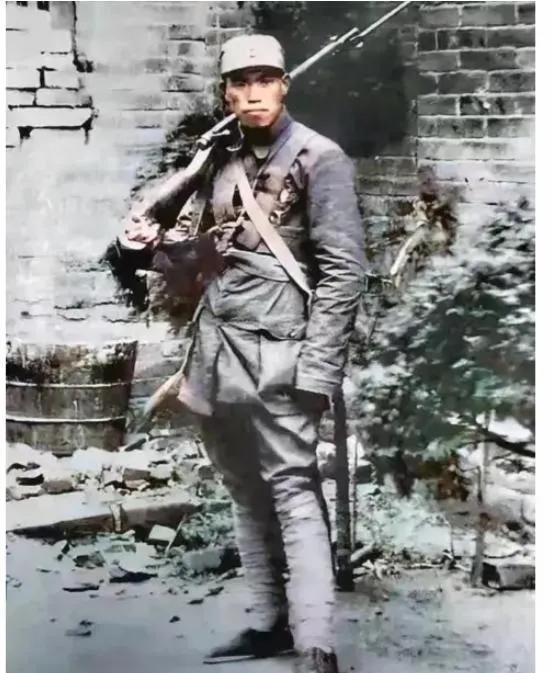 梁兴初将军戎装照。他以解放战争中的黑山阻击战、抗美援朝中的第二次战役而名满天下。