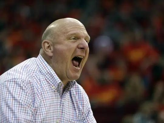 很多球迷只知道鲍尔默有钱，却根本没概念这笔钱到底夸张到什么地步。他花20亿美金自