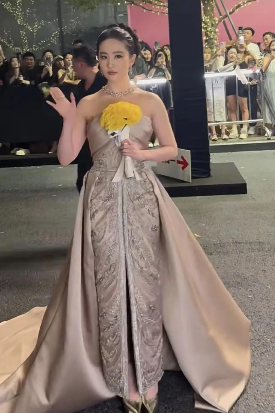 刘亦菲的绝对美貌，真的让她少了很多身材上的攻击，其他女星长这么胖早被骂了。#明星